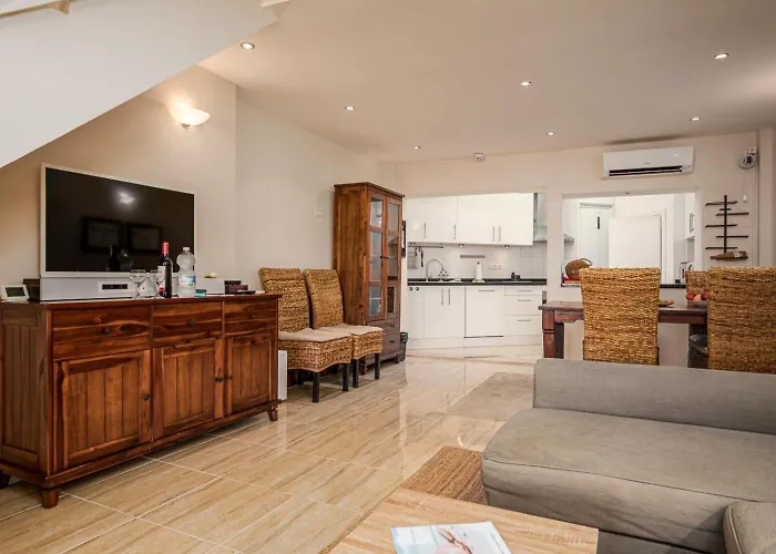 Cozy Two-storey House With Terrace In * 内尔哈