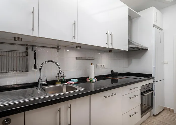 Cozy Two-storey House With Terrace In 内尔哈