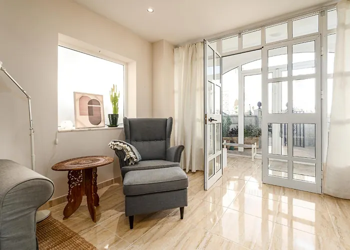 Cozy Two-storey House With Terrace In 内尔哈