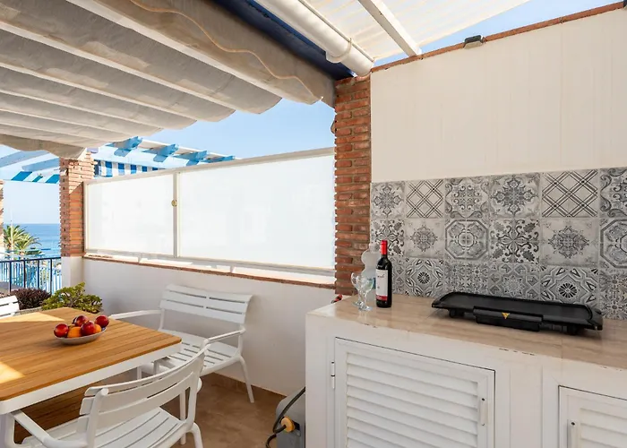 Cozy Two-storey House With Terrace In 度假居 *