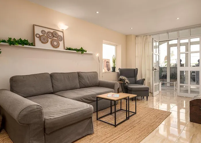 Сasa de vacaciones Cozy Two-storey House With Terrace In