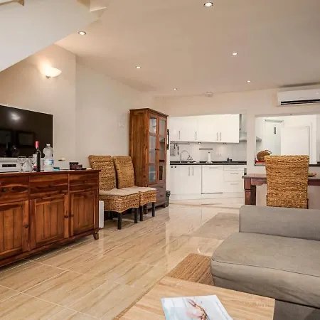 Cozy Two-storey House With Terrace In 内尔哈
